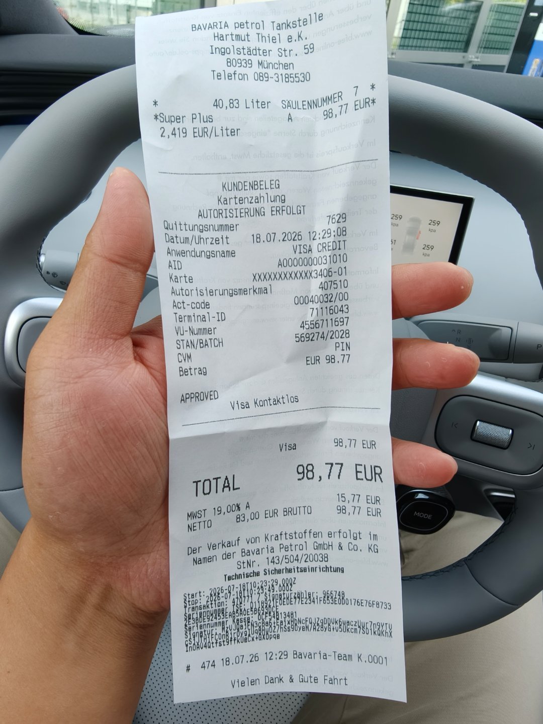 加了这辈子最贵的油，2.42欧/升，约合人民币20块钱一升。。。还加到了增程器里