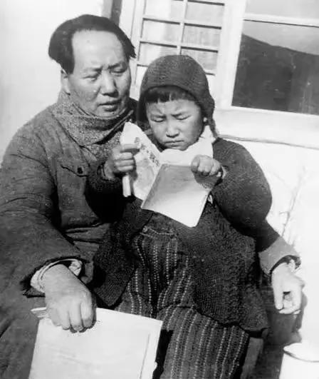 1972年，李讷生子后不久就离婚了，生活十分困难。毛主席得知后很心疼。于是，他特
