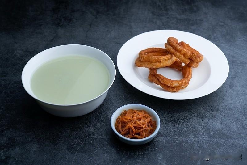 豆汁焦圈真不是北京人的最爱现在网上总有一些所谓的北京人嘚瑟，来不来就姆们老北