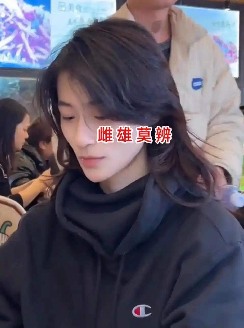 湖南的一场家庭相亲饭局，场面既尴尬又好笑。家中有大龄女生，一直抵触相亲，任凭家人