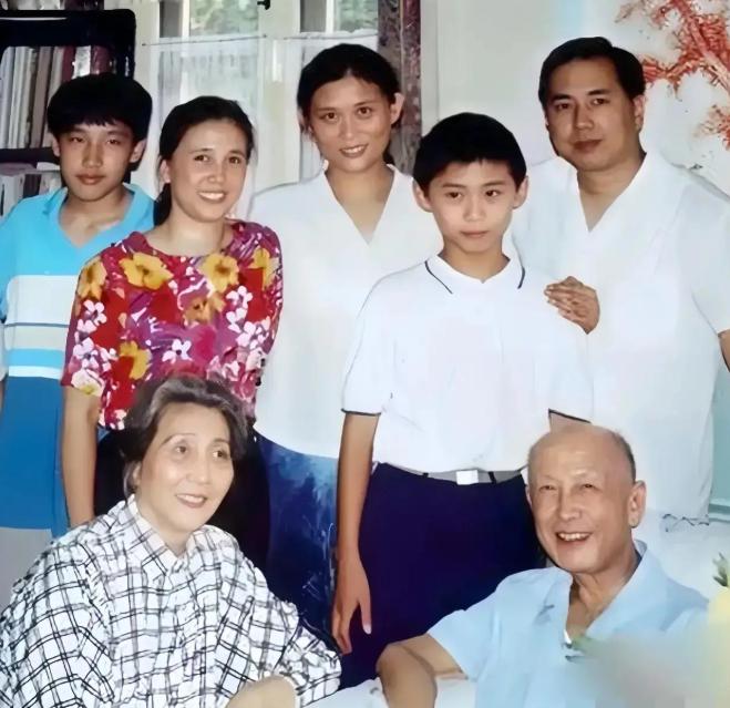 上世纪90年代，钱学森夫妇和家人的合影，儿子钱永刚、女儿钱永真、孙子钱磊等人齐聚