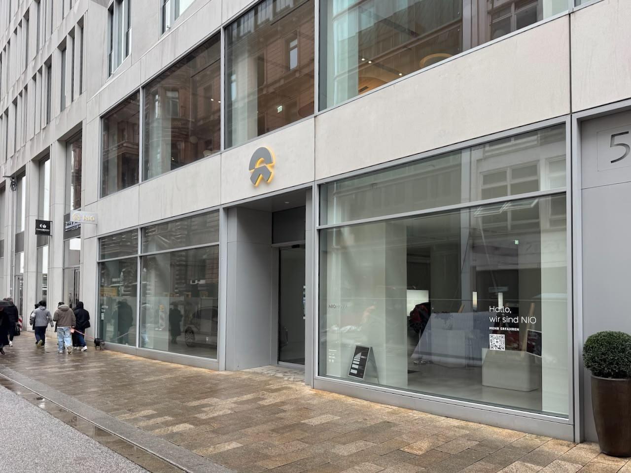 想要@蔚来官方看看，海外车卖不好，是不是员工太懒散了。上周六，汉堡蔚来中心本