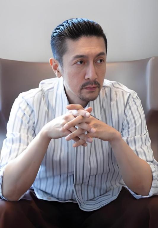 张鲁一说，1980年我出生于北京，是家中的独子。父母都是知识分子，家里条件不是很