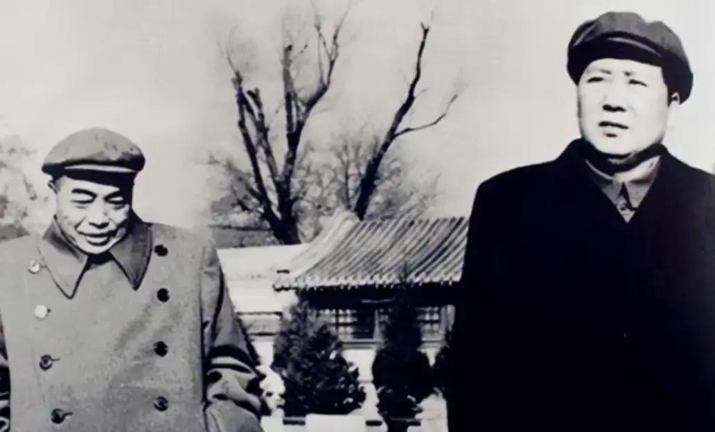 1953年，杨尚昆找到彭德怀，建议道：“军委搬出中南海吧”，刚开始彭德怀不同意，后一听事关毛主席，二