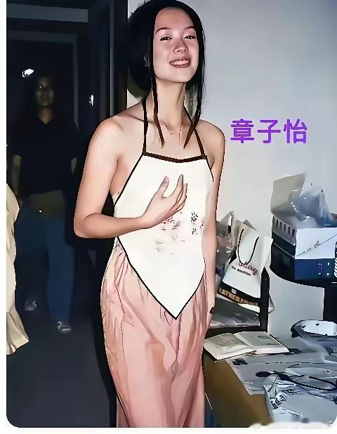 章子怡18岁学校宿舍时的照片，那时她好美呀！年轻真好！