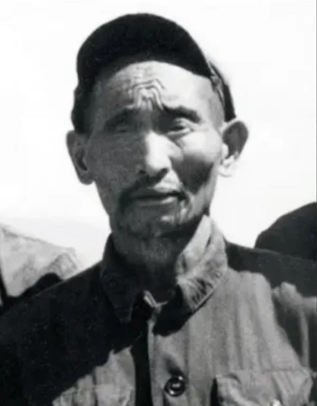 1952年，解放军在大凉山剿匪，从黑彝部落救出个汉族奴隶。他自报家门后，消息直接