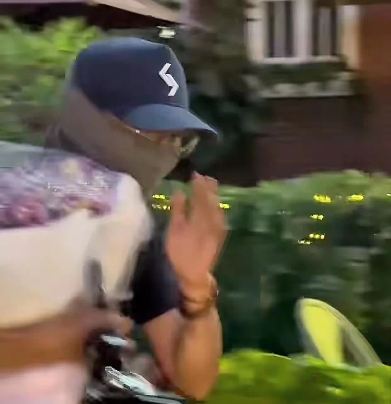 一凡这个人完全不经扒因为一扒你就会发现，去年新疆追着马跑拍片子那