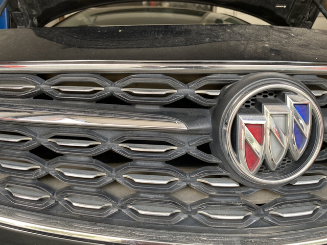 君威汽车问题不懂就问，君威车头格栅里面的那块胶，好像是可以活动的，是有什么用的