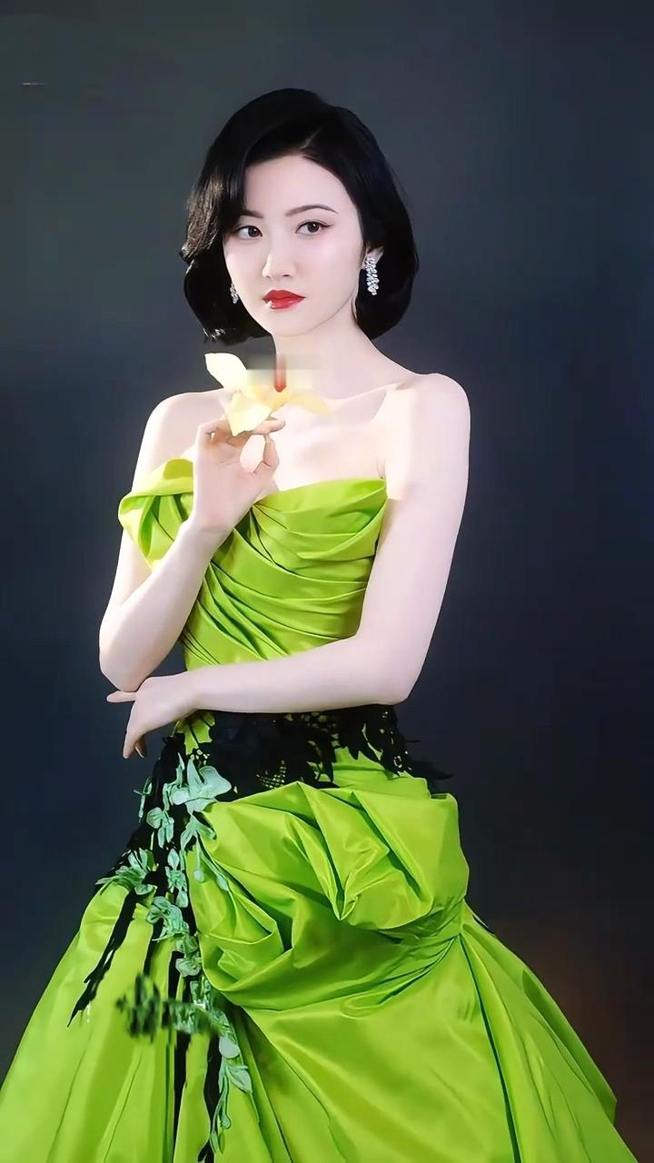 景甜，绿色抹胸礼裙，优雅高贵大方，手举鲜花明媚动人[送自己一朵花