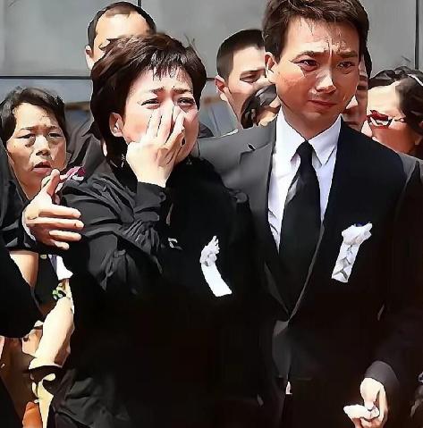 首都机场的玻璃幕墙映着晨光，康辉攥着登机牌，姐姐的电话从听筒里砸下来，母亲走了。