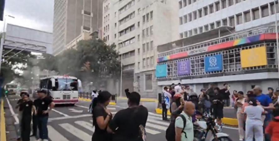 需要美国表现的时候到了，委内瑞拉代总统罗德里格斯24日宣布，该国进入紧急状态，首