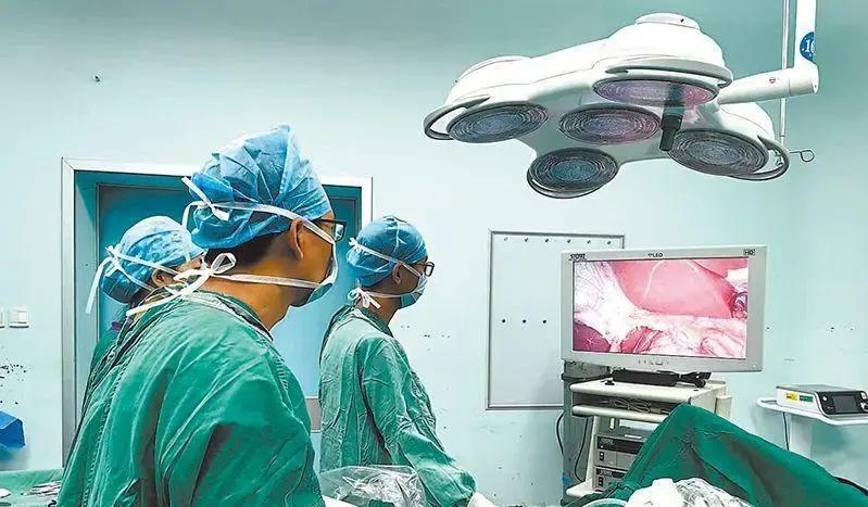 胆囊切除手术后几个月，为什么许多老人却频频遭遇腹胀腹泻的折磨？手术本该结束腹