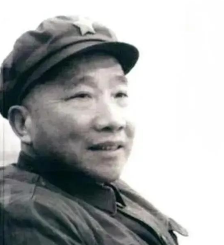 1934年，18岁的小红军身受重伤，藏在山洞，谁料被民团头目发现。头目剥光他的衣