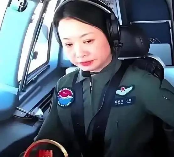 阅兵女机长：云端巾帼的隐秘付出阅兵场上，女机长驾驶战鹰划破长空，英姿飒爽惊艳