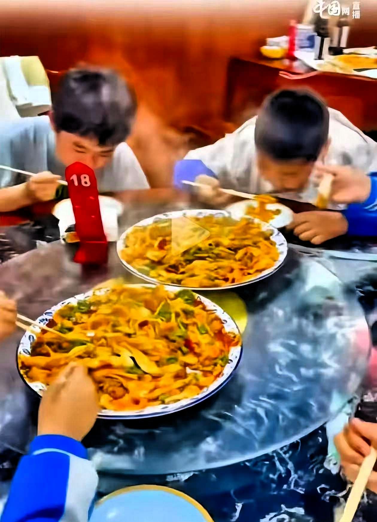 活该老板发财！陕西西安，3名初中生来吃面，只点了一份爆肚面，3个人合吃老板看到