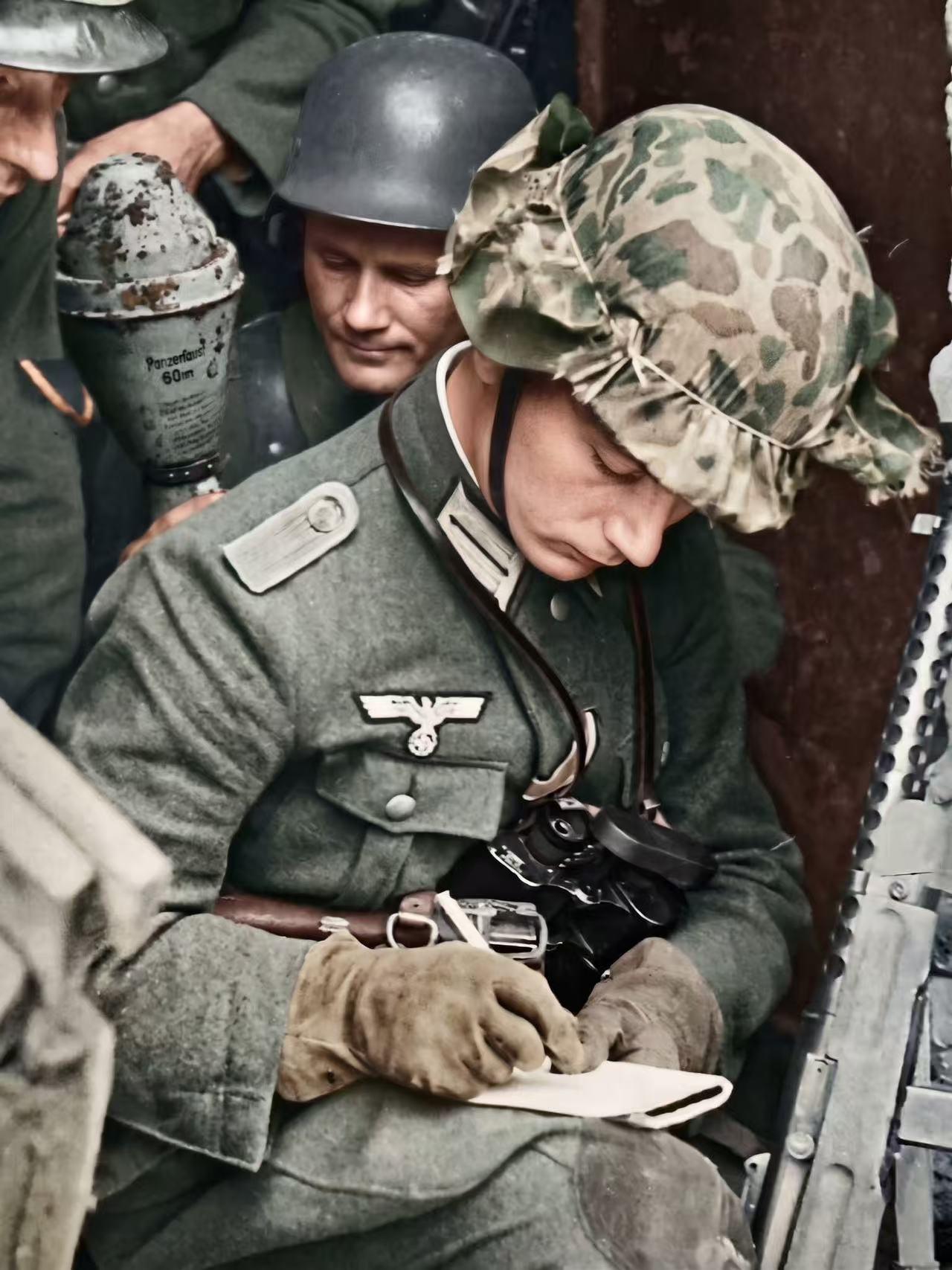 1944年，荷兰阿纳姆战役期间，一名德军国防军军官正在拟写战场报告。‌其所佩