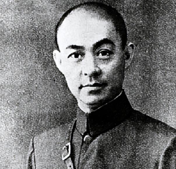 1933年战场上，一名士兵死死抱着个大箱子一路都不肯松手，张自忠十分好奇，上前询