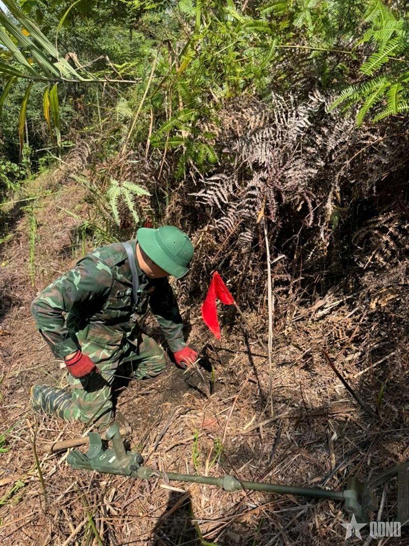越军第一军区在谅山、高平边境线上开始清除当年对越自卫反击战时遗留的爆炸物近日越