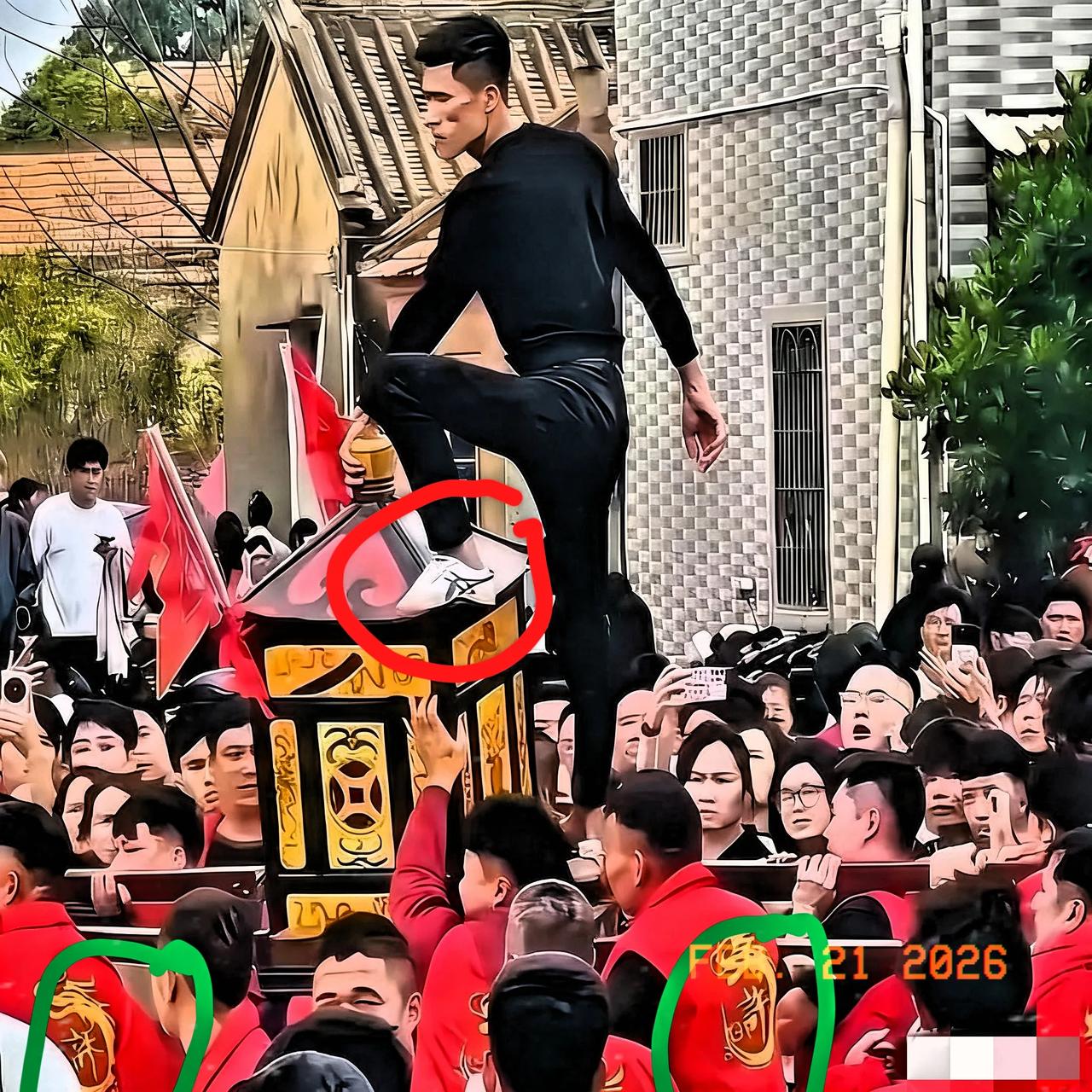 他不是无意碰到，而是径直踏上妈祖銮轿顶端，稳稳站定。底下连掷三次圣杯，次次都