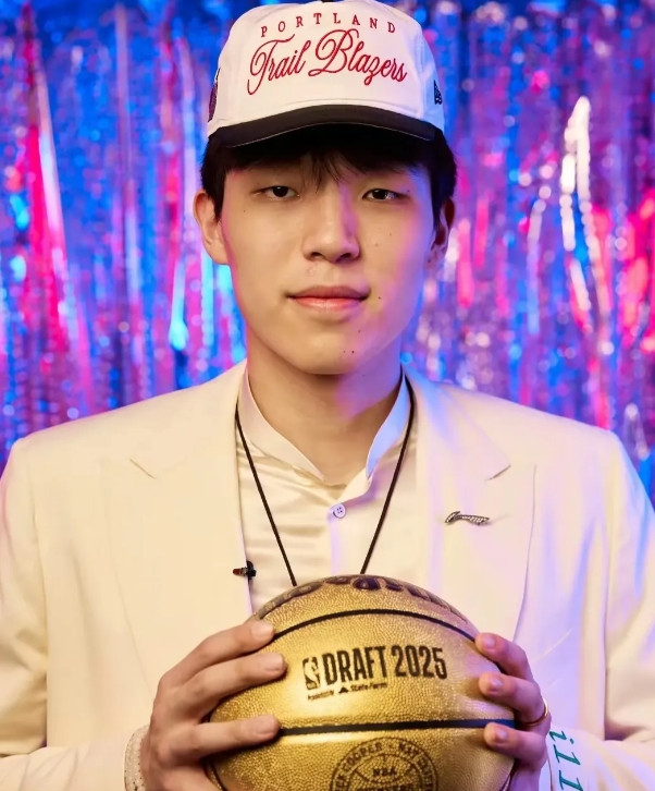 杨瀚森加入开拓者第一天就被球迷嘲讽——他是下一个河升镇。开拓者球迷竟然将杨瀚