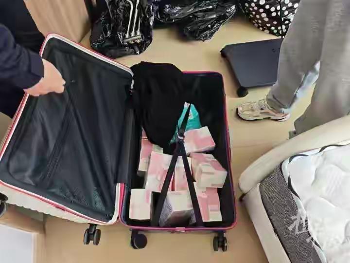 杭州男子清理出租屋，翻出“百万现金”吓得手抖！结局却让人哭笑不得“看到那捆钱