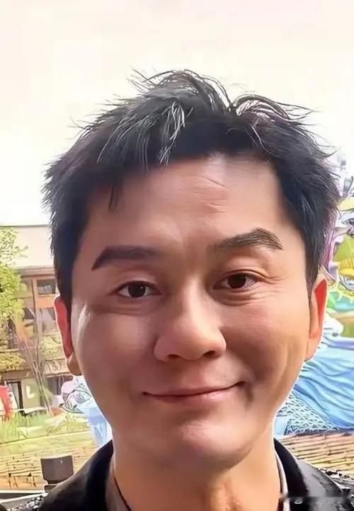 说句实话，这世上我最想不通的明星就是李晨了。快五十岁的人，还在跑男里雷打不动地撕