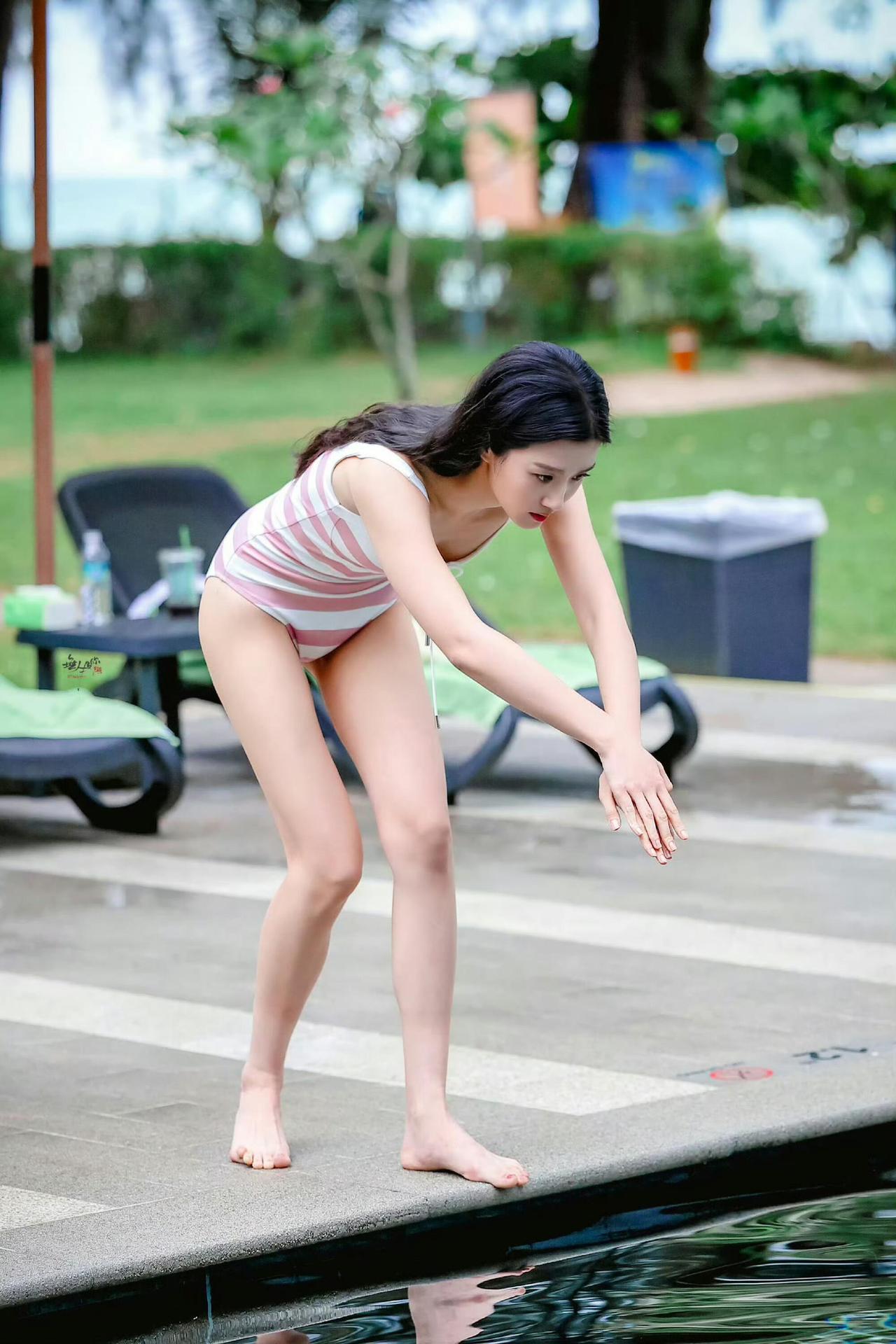 泳池边的少女感，粉白条纹+简约版型，拍出来的照片清爽又衬气质~姿势不用复杂：侧