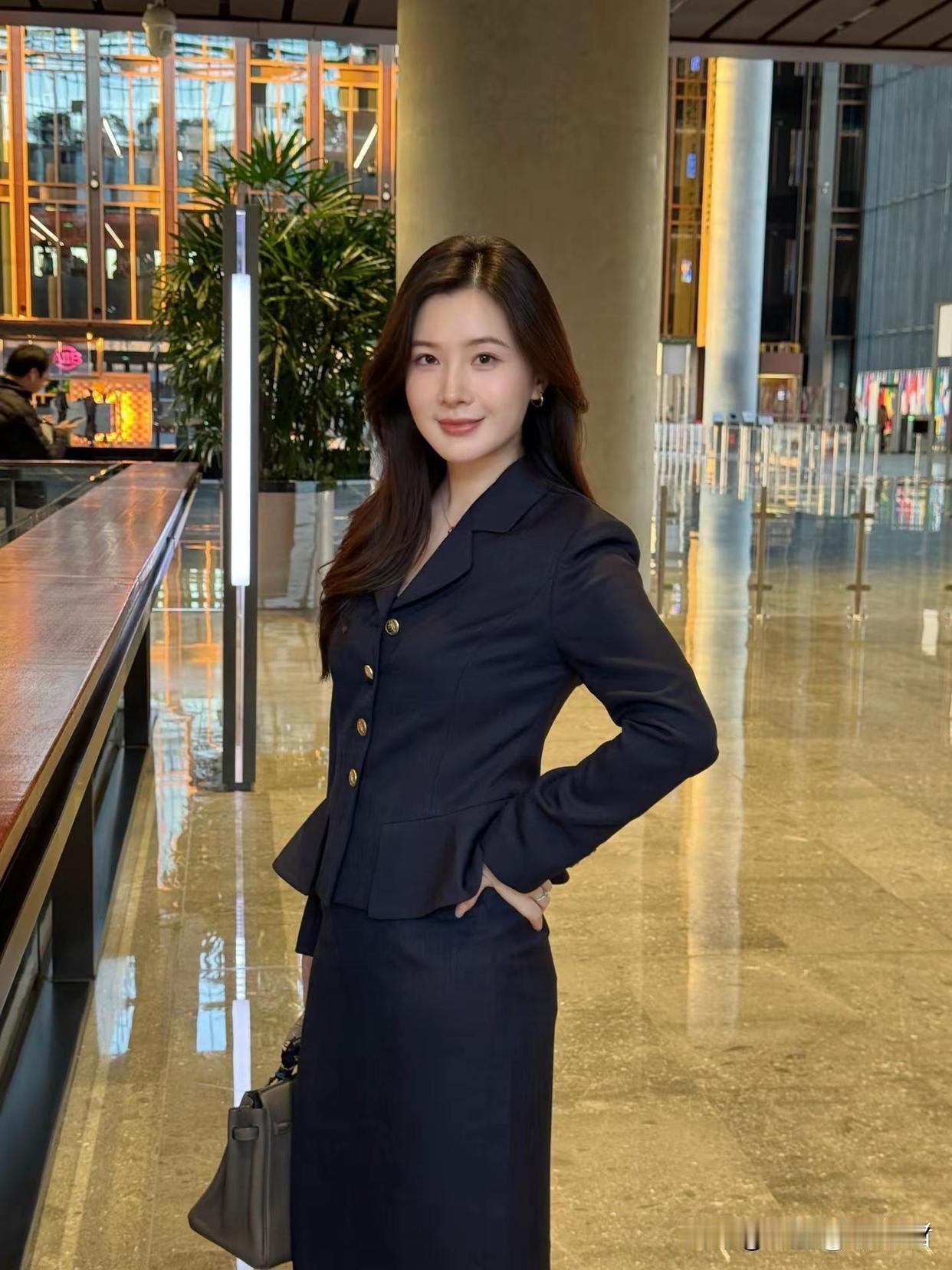 职场美女的韵味，就像一杯醇香的咖啡，越品越有滋味。干练的西装裹着她们，藏不住那