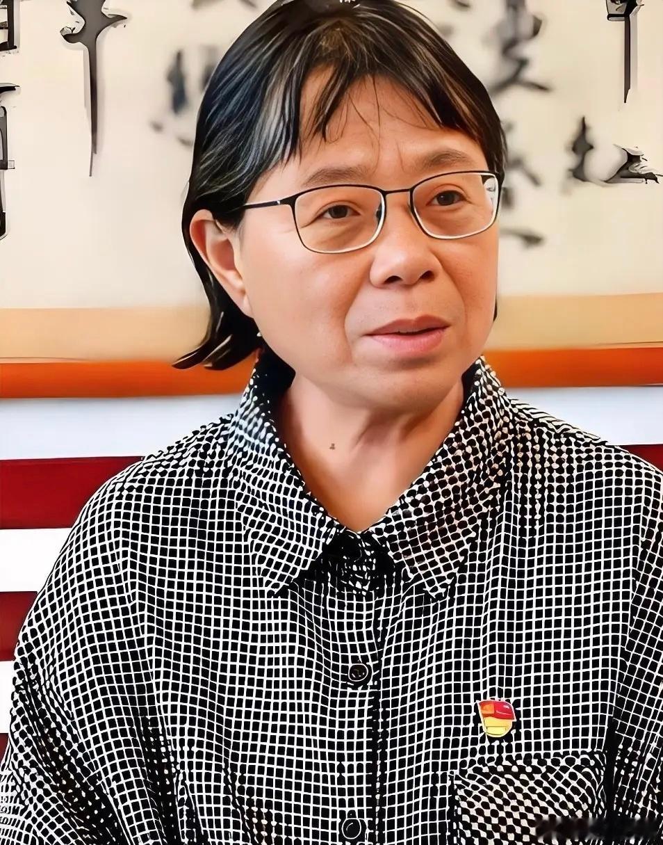 刚看完《我本是高山》，非常感动，张桂梅老师在大山里，几十年如一日的培养着大山里的