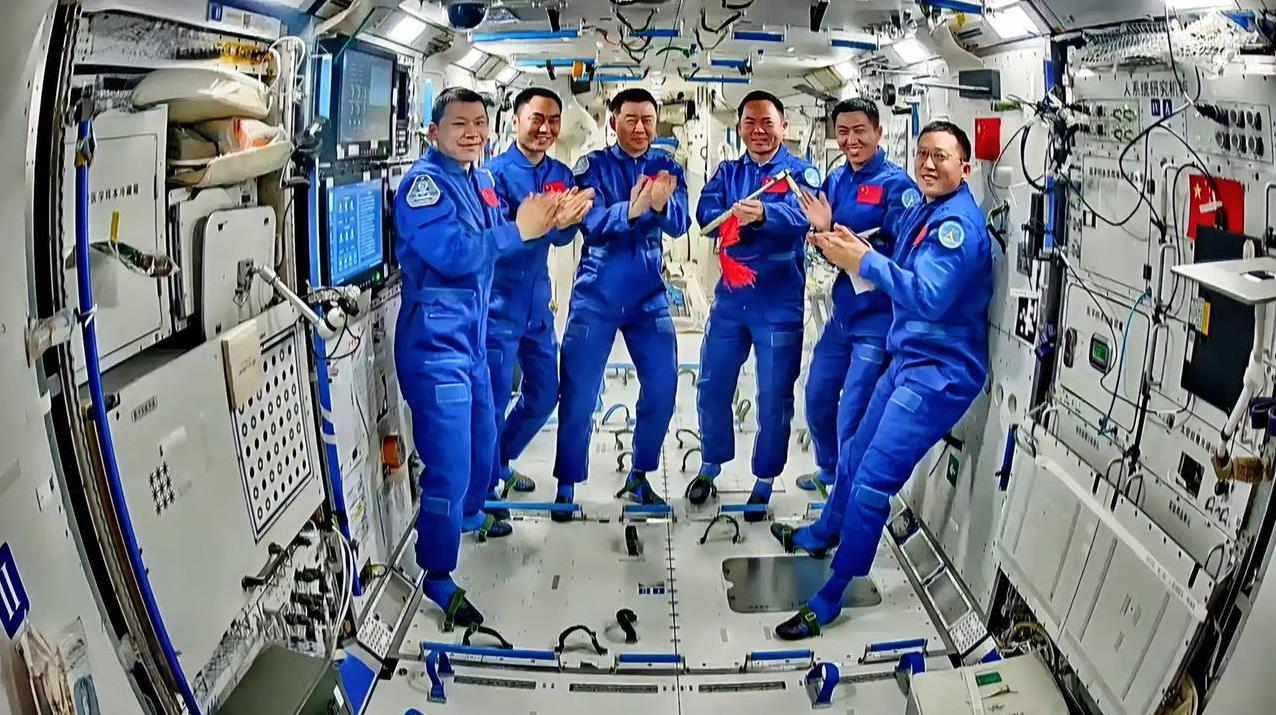 两个乘组在天上一起生活8天了！神舟21号与神舟20号一起工作8天了，6人一起工