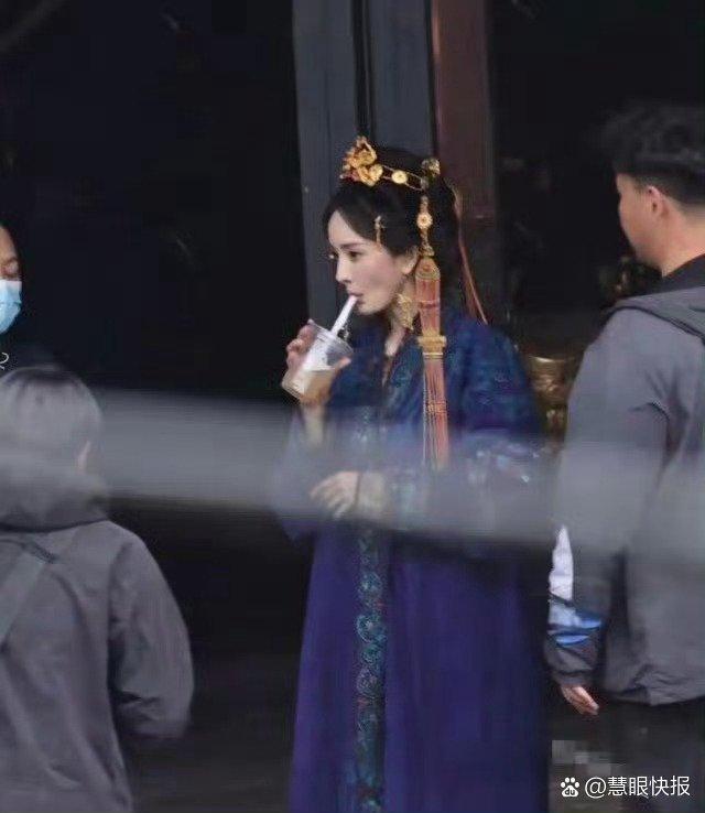 没想到杨幂这么有钱的大咖，会喝这么廉价的咖啡品牌，实在是想不通。