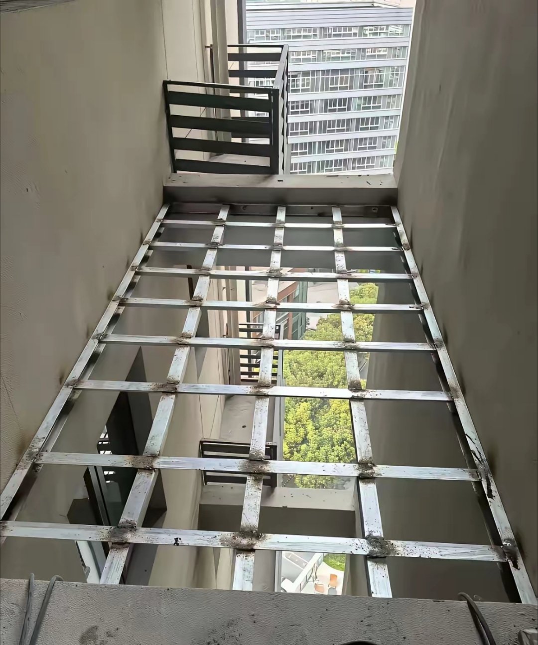 见过胆大的，没见过这么胆大的，这是把命不当回事啊！这一家应该不会坐在上面喝茶聊天