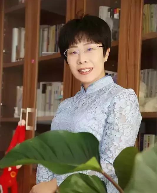 北大才女蒙曼50岁未婚，一次节目中，朱迅问她：“你有没有最想嫁的人？”蒙曼点头：