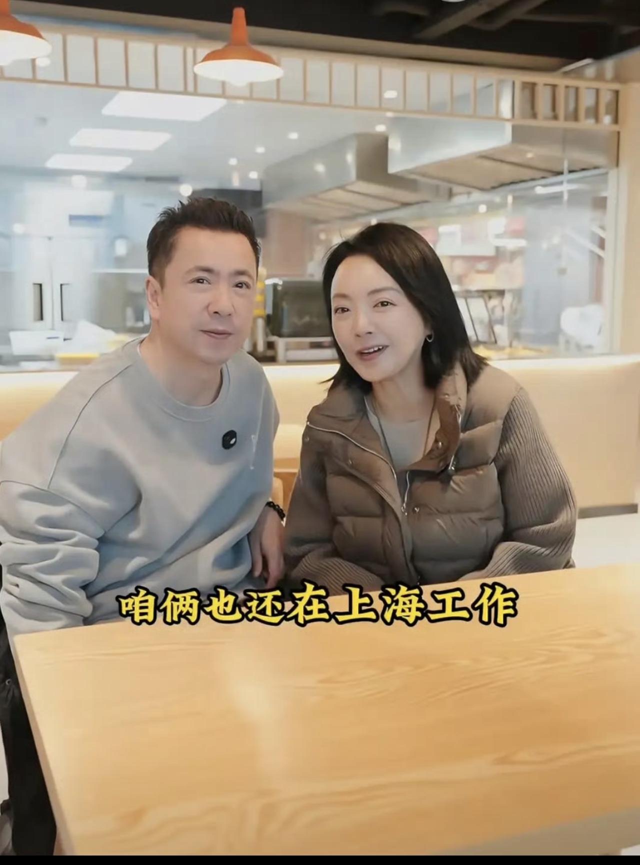 别再嘲笑今年绿皮火车再次爆火了，就连富豪都破产消费降级了呢！普通老百姓能不省着过