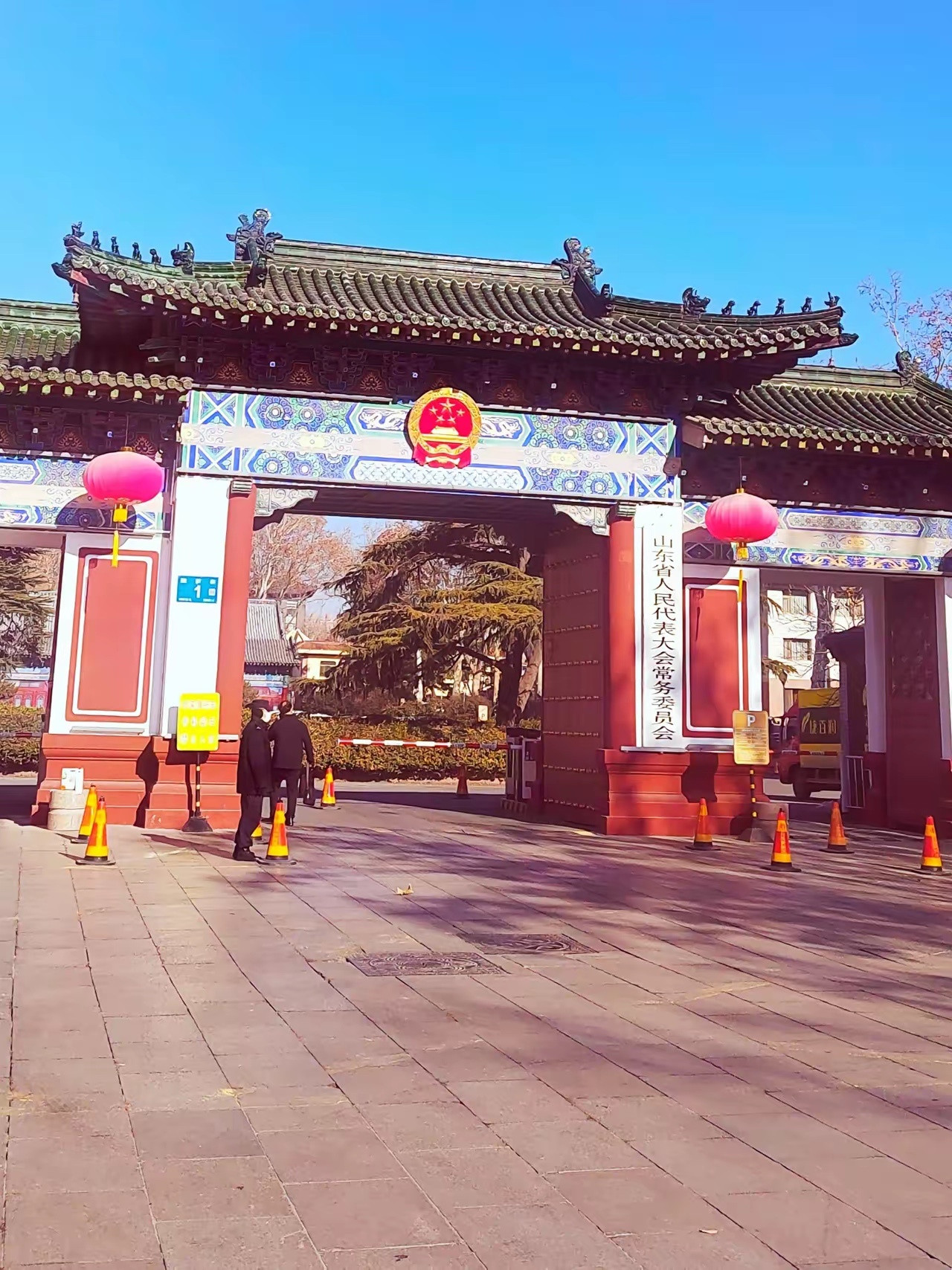 现代贪污受贿第一多的是谁？据公开资料显示，建国后贪污受贿数额第一人不是赖小民，而