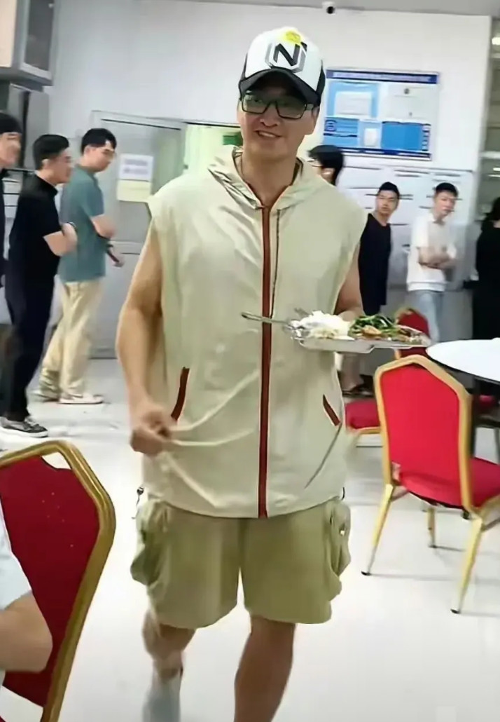 何家劲，绝对不是一个好老板，他自己经常在工厂吃饭，伙食也很寒碜，这些都不是重点，