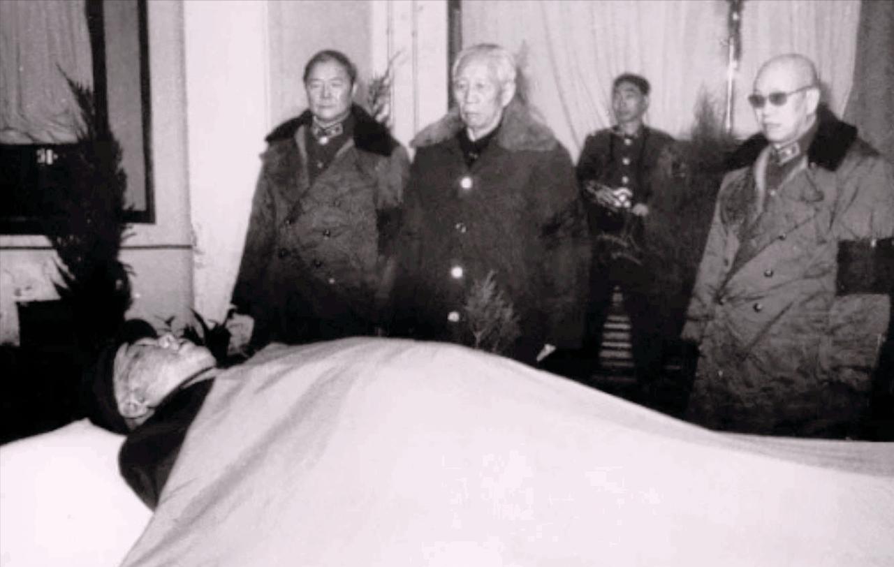 1985年10月22日凌晨，病重的原南京军区司令许世友上将要去上厕所，七八个战士
