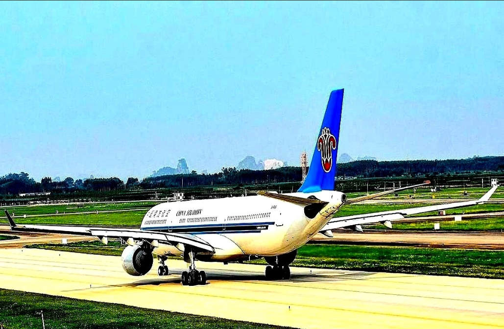 中国南方航空公司近日调派一架可载300多人的空客A330宽体客机，在南宁吴圩国际
