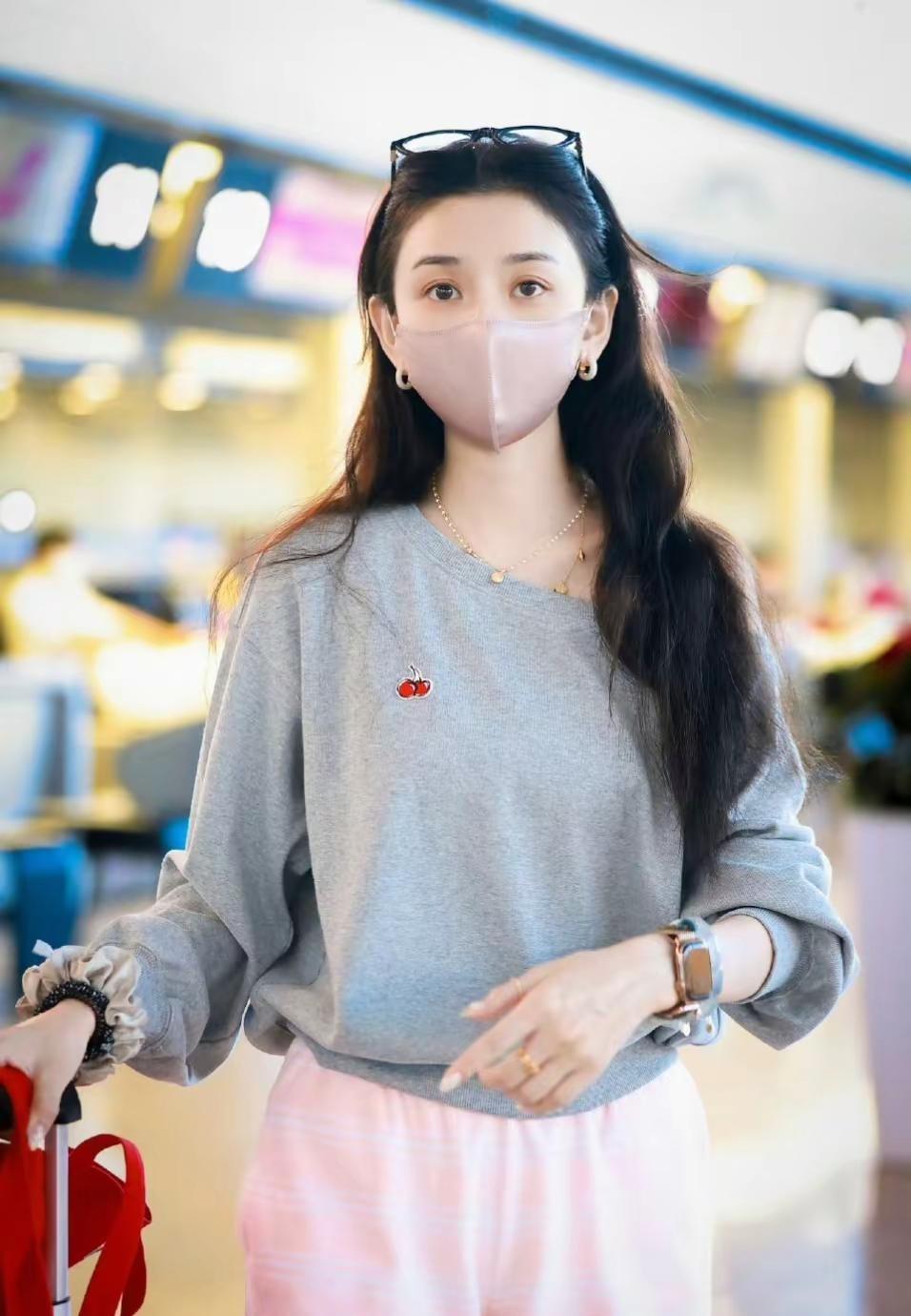 穿搭街拍穿搭接机现场宋祖儿