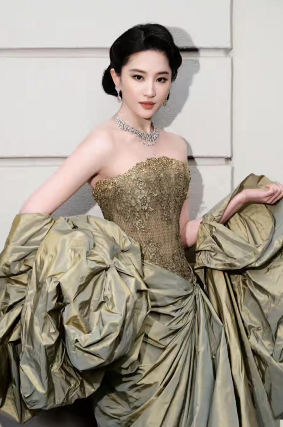 刘亦菲出道时才15岁，她演的白秀珠真养眼！刘亦菲每次高奢出场都美得惊人，张张