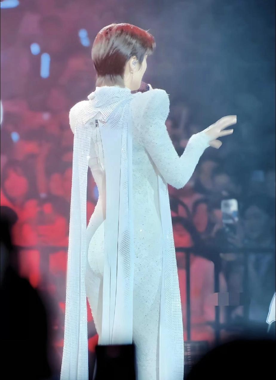 李宇春这身材真的很顶，穿着最保守的衣服，秀着最优美的曲线，人美歌红身材好！