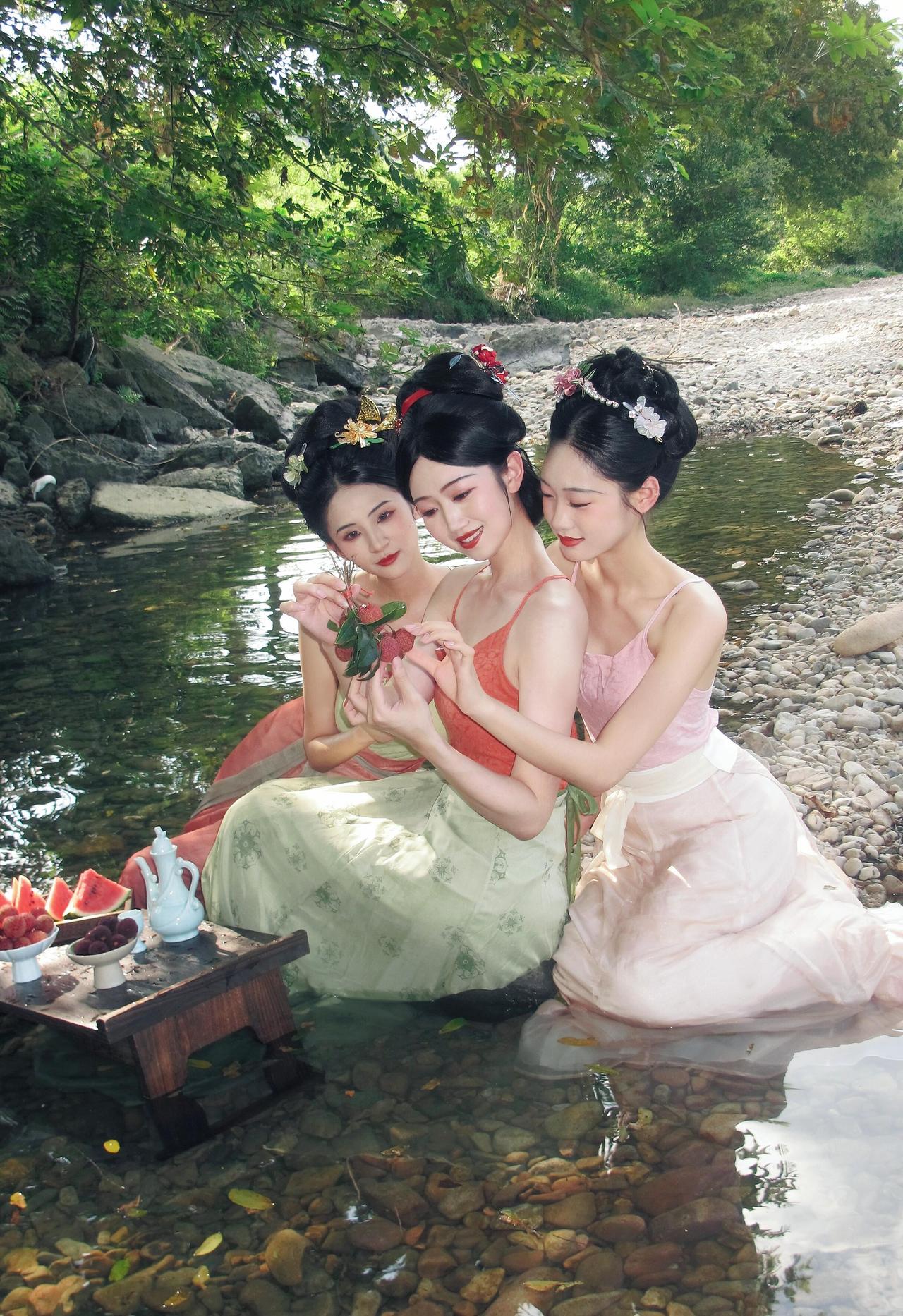 溪光浣碧，裙裾浸暑。三位宋制汉服仕女自画中来：浅粉吊带裙曳水，橙红抹胸配