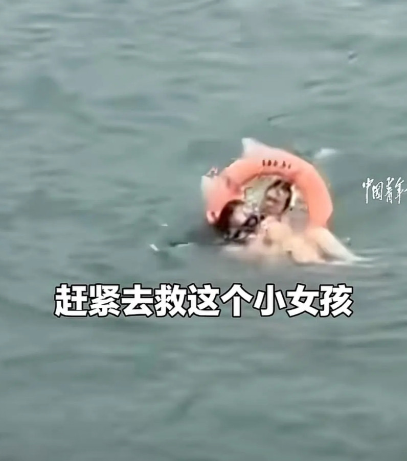 “救人啊！有人掉海里了！”青岛栈桥边的喊声炸响。卖玉米的刘玉荣，57岁，想都