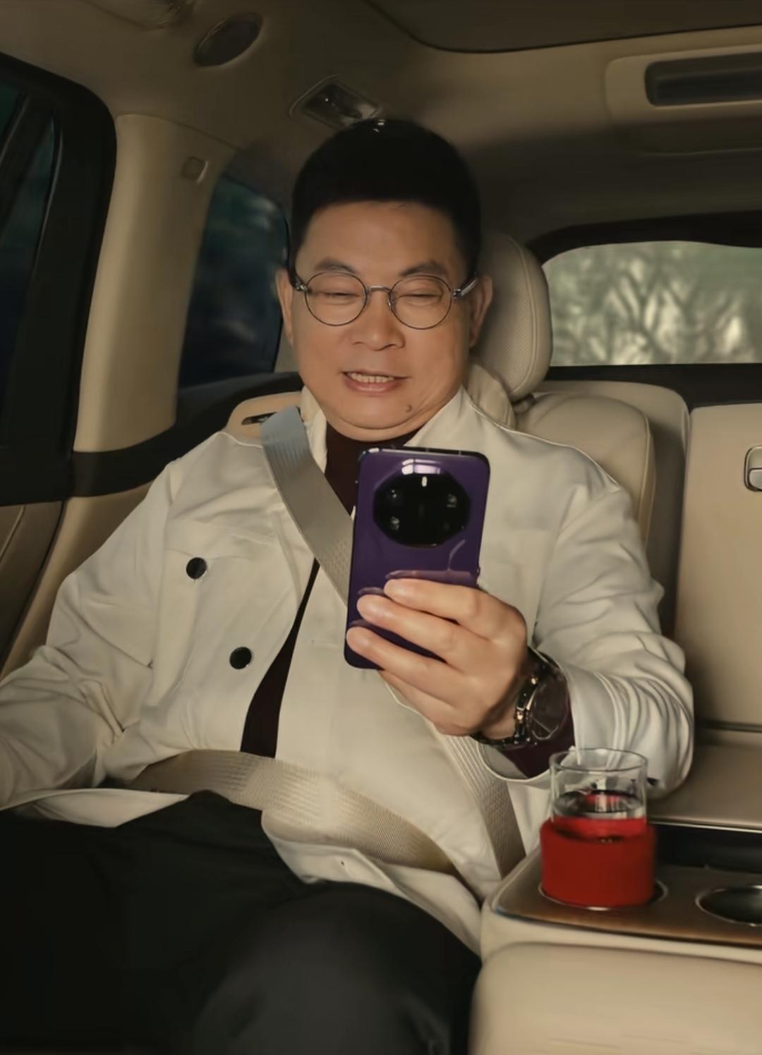 余承东的马年新春首秀有点让我意外，开尊界回老家过年的余总，没有秀尊界，反而是让问