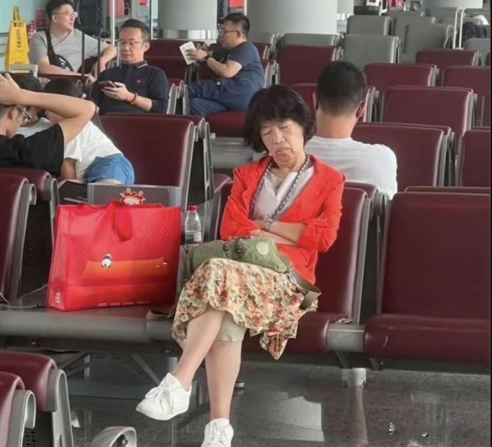 其实柯文哲老婆陈佩琪来大陆旅游这么省钱，并不是他们没有钱，而是有考虑到柯文哲还有