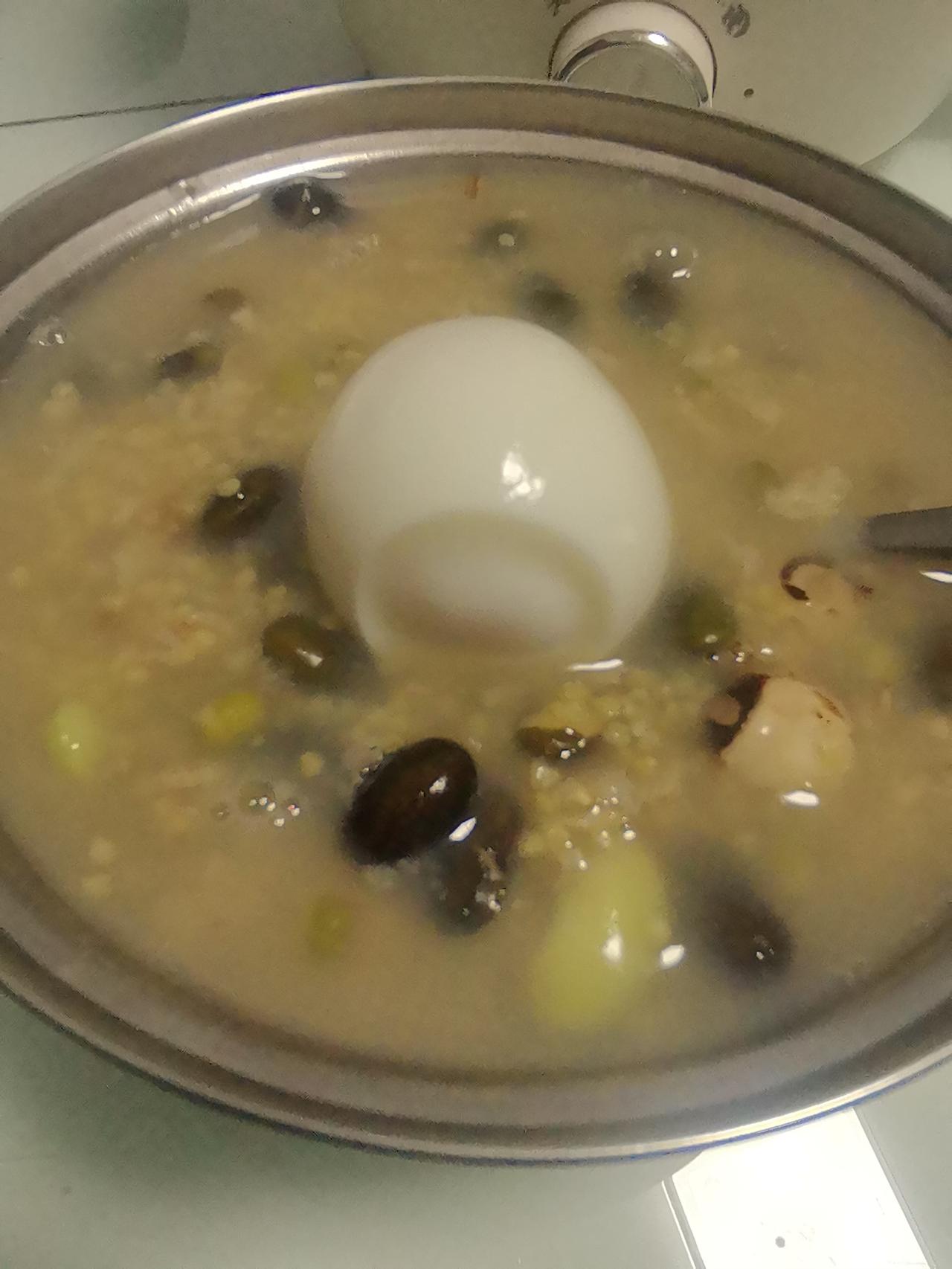 《素食斋》第64天早中晚餐素食斋，面食俄罗斯列巴。午餐青菜鸡蛋面，晚餐菜