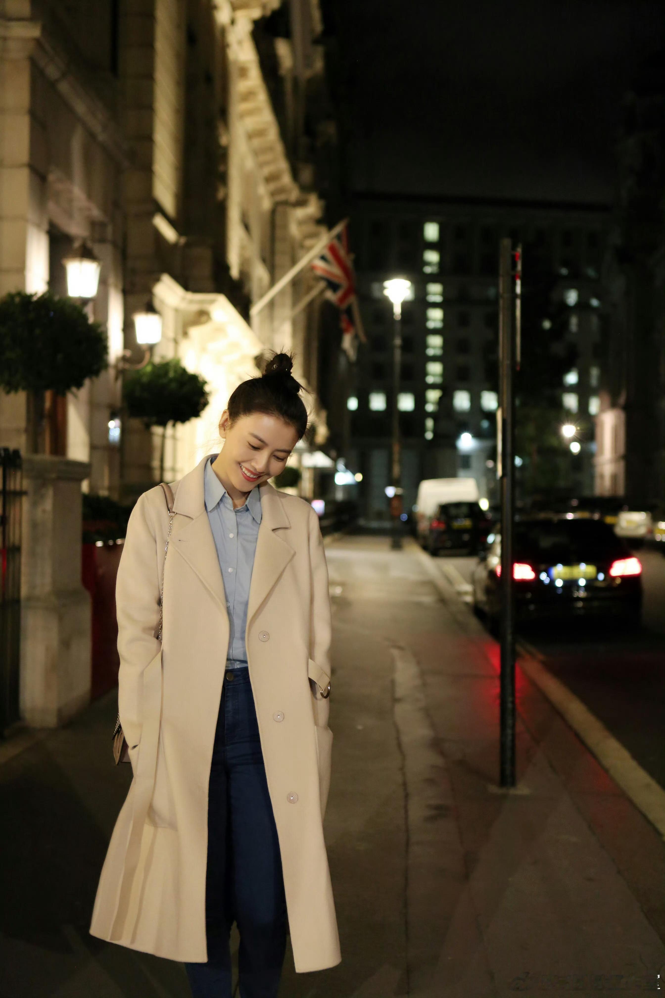 多套搭配尽显优雅知性。米色大衣内搭蓝衬衫，简约干练，可搭配MaxMara经典款