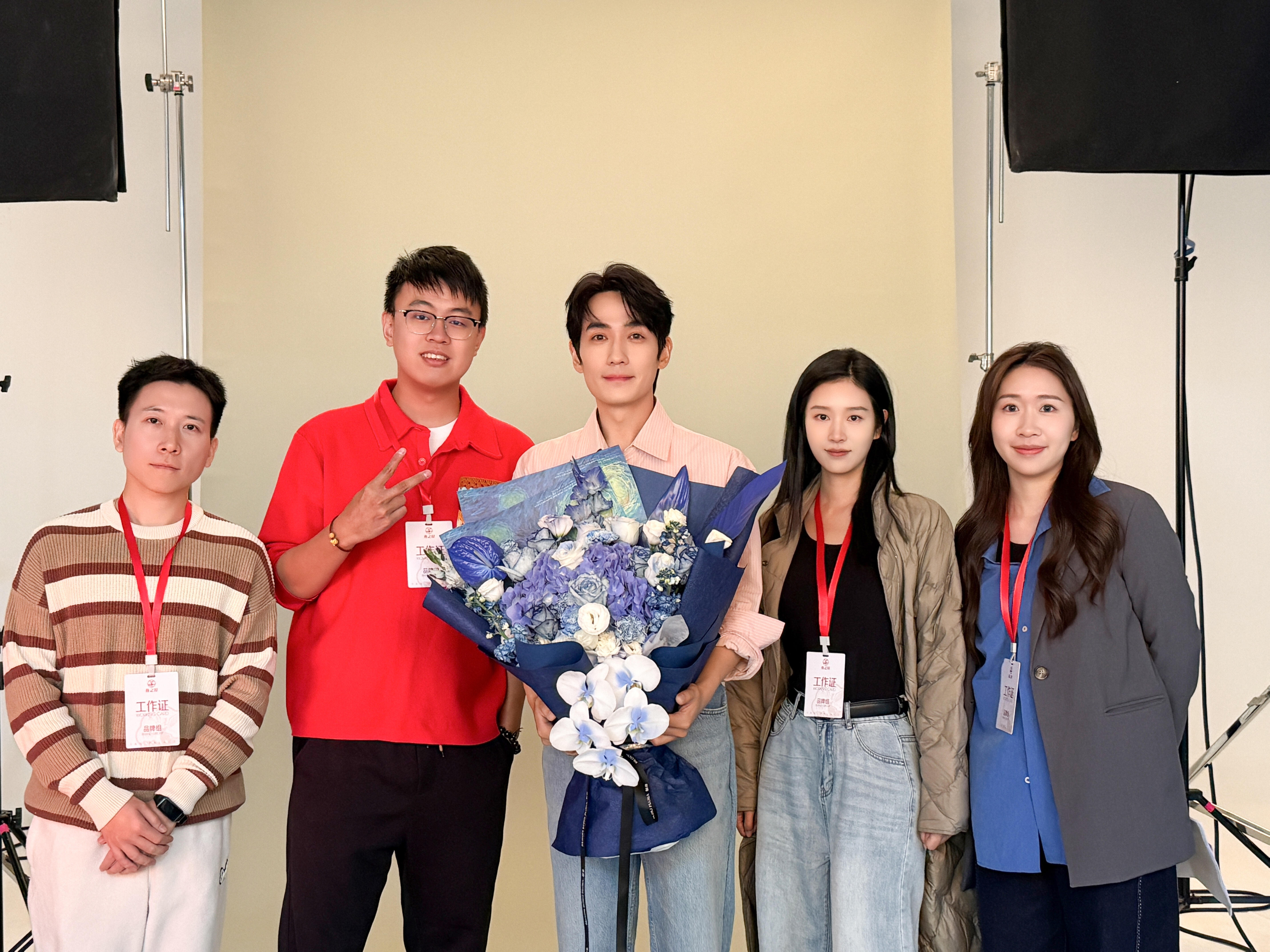 合影朱一龙的大长腿！朱一龙