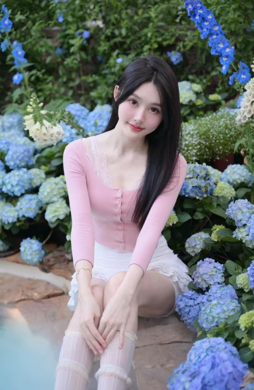 少女与花海，甜美如梦