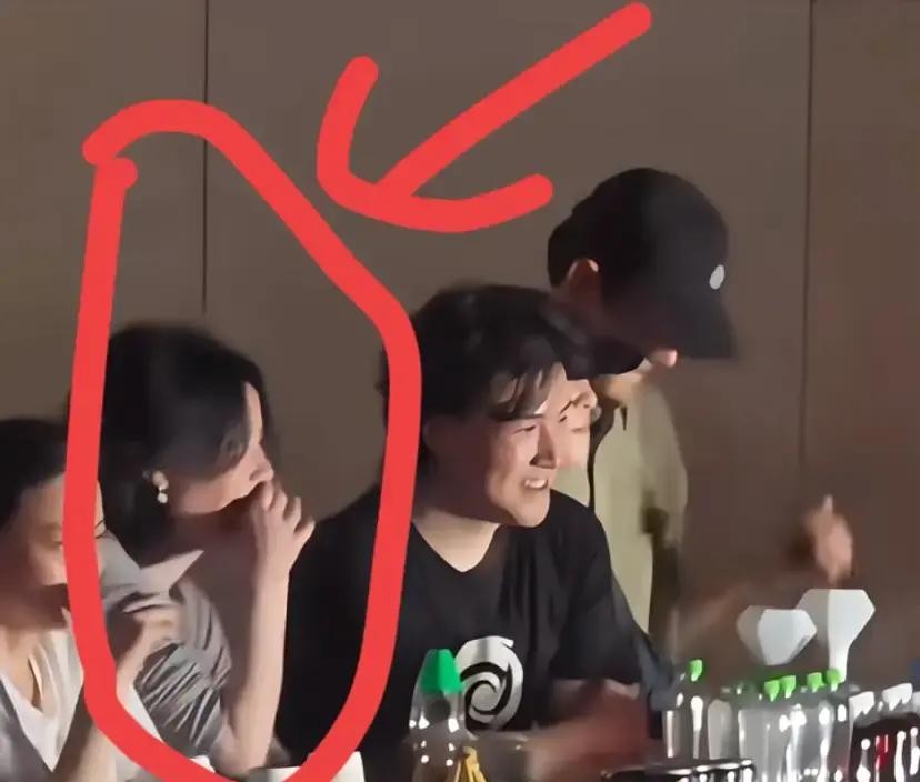 那英在台上唱得正嗨，台下的王菲却因为一个下意识的举动，硬生生抢了网友的注意力从现场传出的画面看，这位